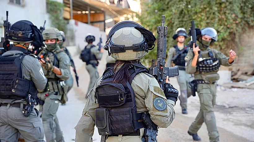 לוחמי מג"ב פושטים על בית המחבל בשועפאט