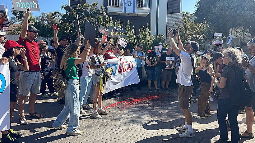הפגנה למען החזרת החטופים מחוץ לביתו של שר החינוך יואב קיש