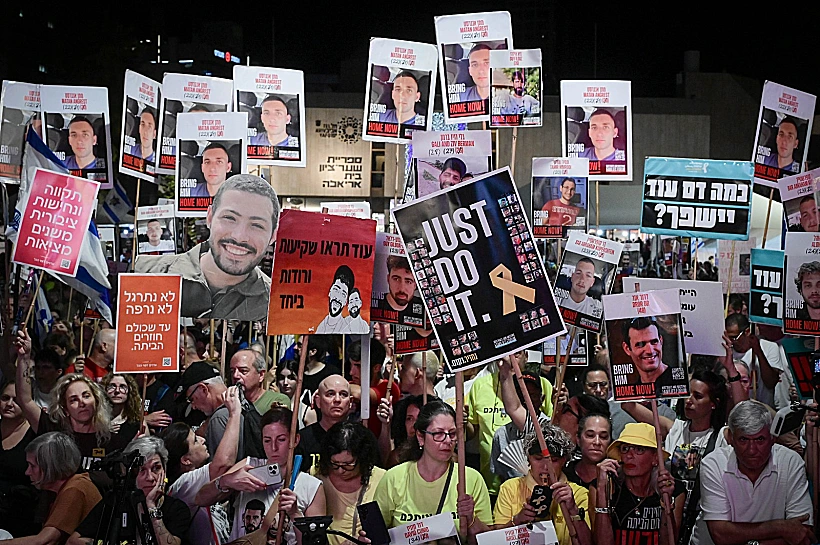 מפגינים למען החטופים בתל אביב