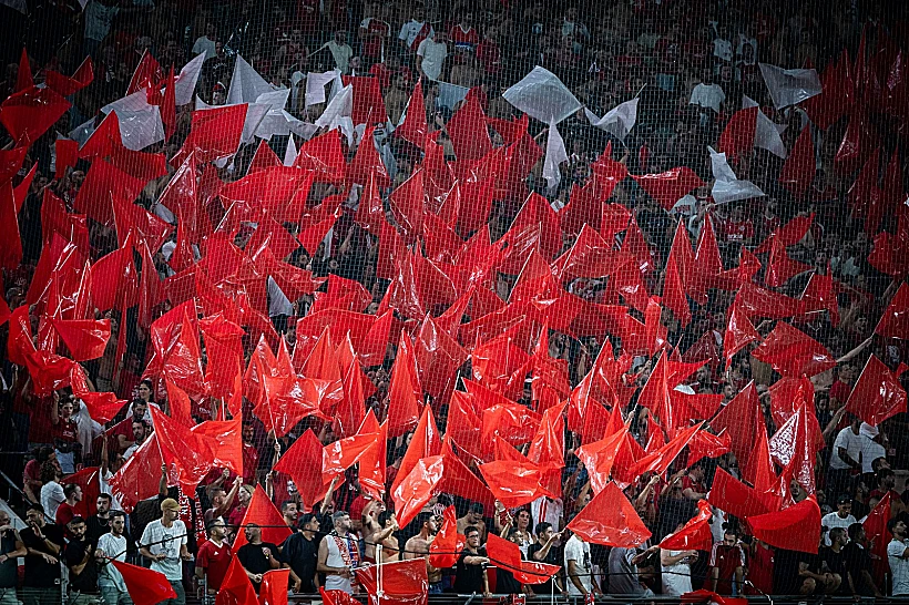 אוהדי הפועל תל אביב באצטדיון בלומפילד