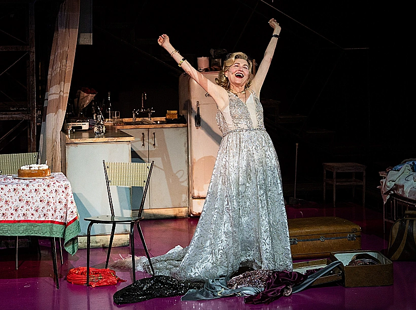 קרן מור ב"חשמלית ושמה תשוקה"