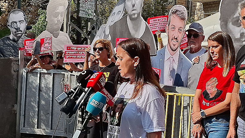 ענת אנגרסט מול מעון רה"מ