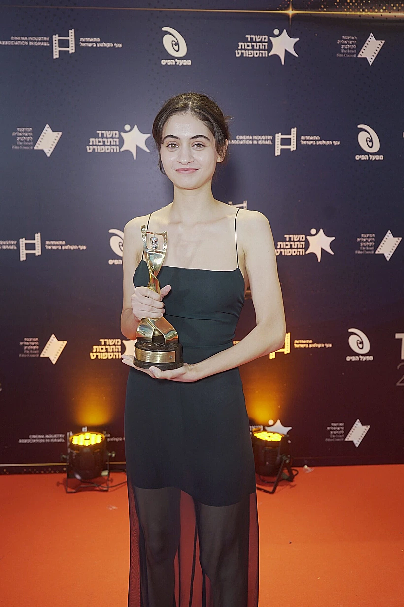 אורי אבינועם לאחר שזכתה בפרס אופיר