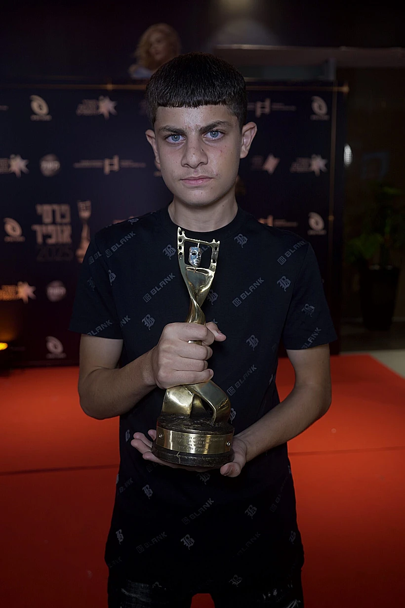 מוחמד גזאווי עם פרס האופיר על הסרט "הים"