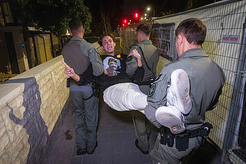 המשטרה מפנה בכוח את המפגינים מול מעון רה"מ בירושלים