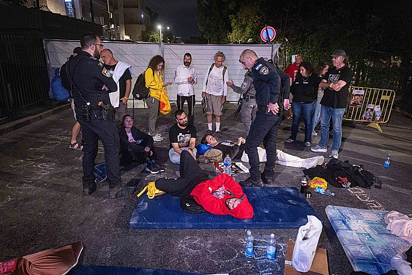 המשטרה מפנה בכוח את המפגינים מול מעון רה"מ בירושלים