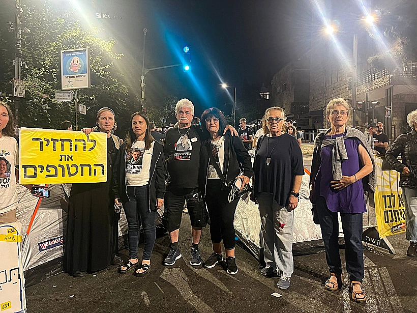 לאה גולדין וענת אנגרסט במאהל מול מעון רה"מ