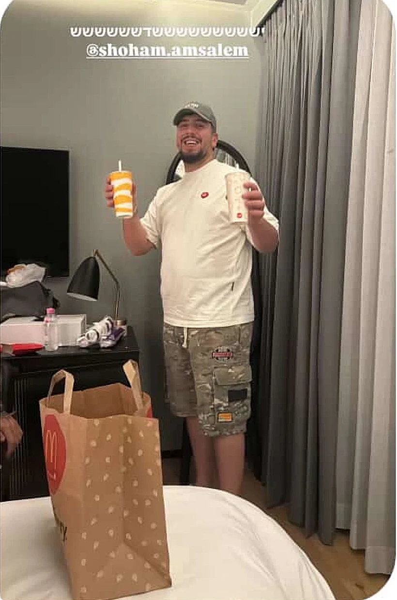 רואים את היד מצד שמאל?