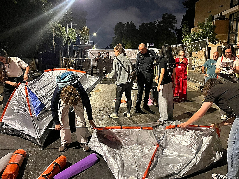 מאהל משפחות החטופים מול מעון רה"מ