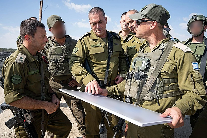 הרמטכ"ל אייל זמיר בזירת הפיגוע במעבר אלנבי