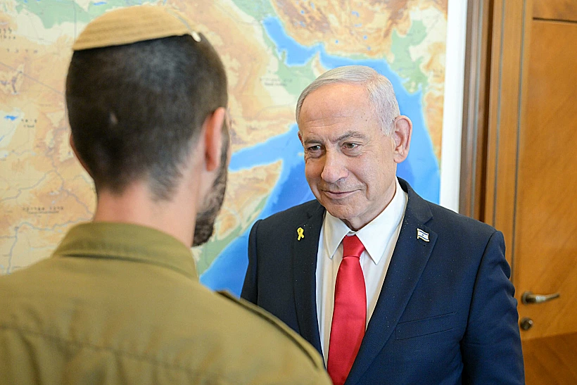 רה"מ נתניהו עם הלוחם מחטיבת החשמונאים שחיסל את המחבלים בפיגוע בירושלים