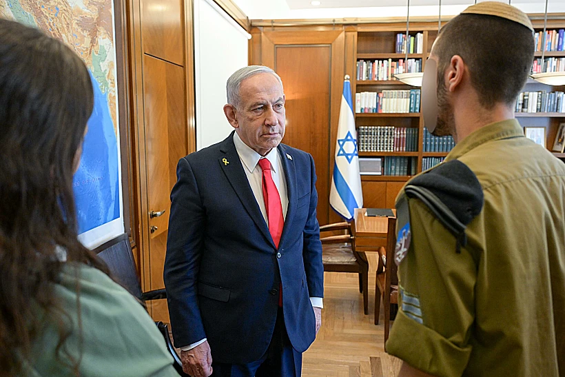 רה"מ נתניהו עם הלוחם מחטיבת החשמונאים שחיסל את המחבלים בפיגוע בירושלים