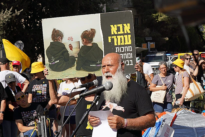 דני מירן, אביו של החטוף עמרי מירן, בקבלת שבת מול מעון רה"מ