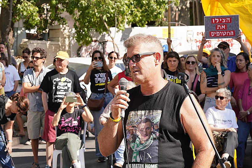 חגי אנגרסט, אביו של החייל החטוף מתן אנגרסט, בקבלת שבת מול מעון רה"מ