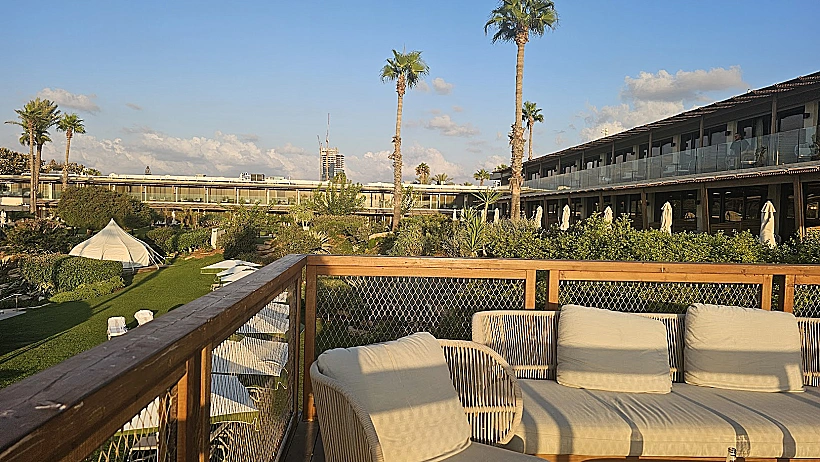 מבט אל מתחם ה-Chalet שעבר שדרוג ושיפוץ מלא - דן אכדיה ריזורט