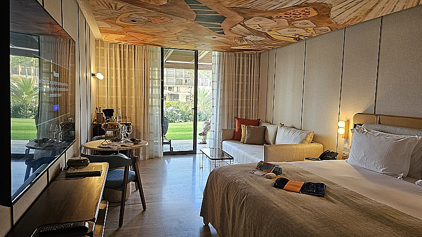 תקרה מאוירת בחדר הגן במתחם הה-Chalet בדן אכדיה ריזורט