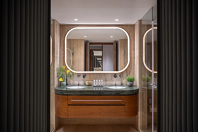 חדר רחצה בחדר הגן במתחם הה-Chalet בדן אכדיה ריזורט