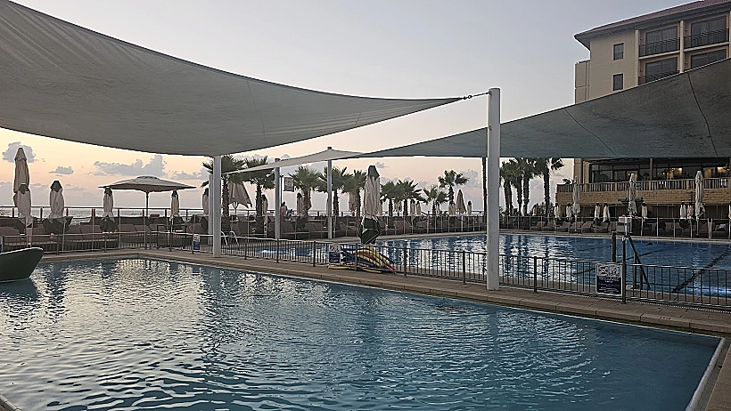 מתחם הבריכה בשקיעה דן אכדיה ריזורט