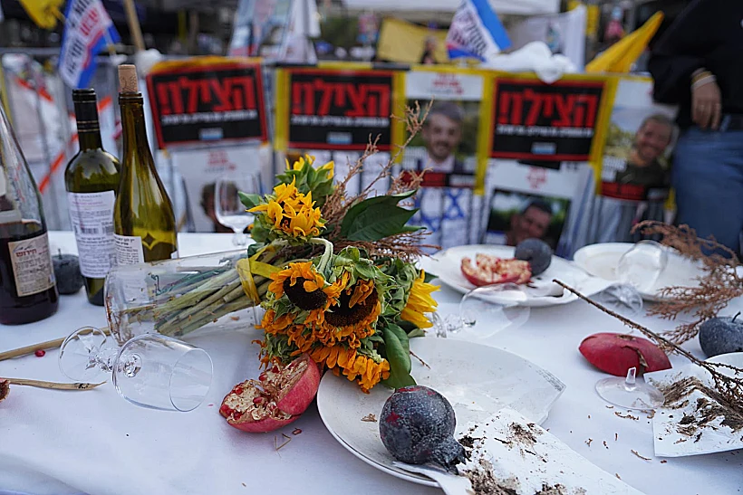 שולחן ״אין חג״ של משפחות החטופים מול מעון רה"מ בירושלים