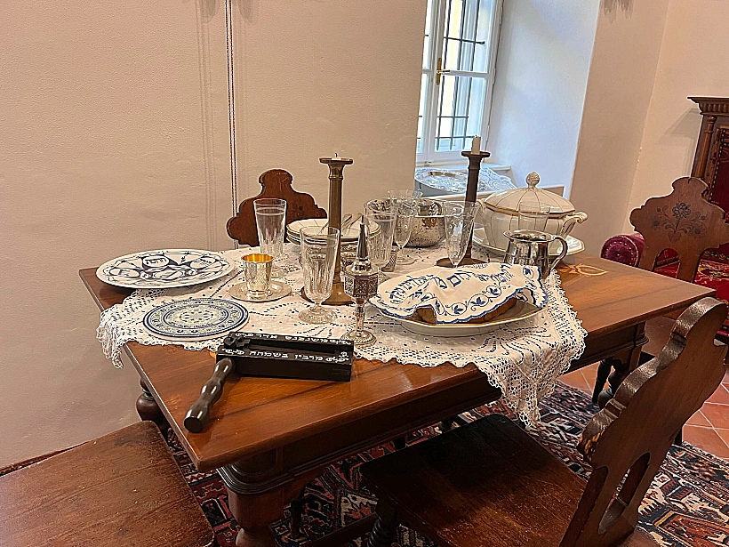 שולחן אוכל בבית מגורים יהודי אופייני אופייני בבוסקוביצה צ'כיה