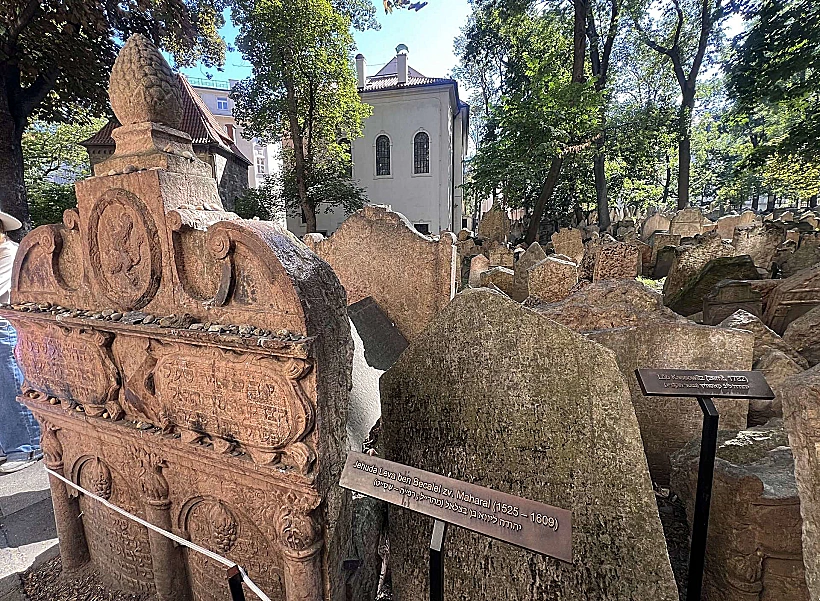 הקבר של המהר"ל בבית הקברות היהודי העתיק בפראג