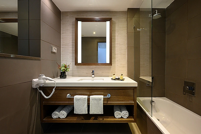 חדר המקלחת בחדר במלון "מלכת שבא"