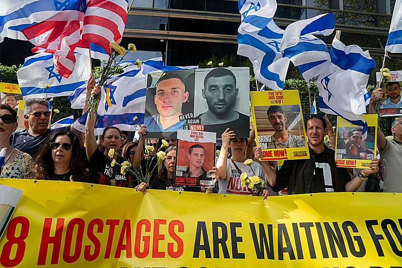 משפחות חטופים מפגינות מחוץ למטה האו"ם בזמן נאום נתניהו