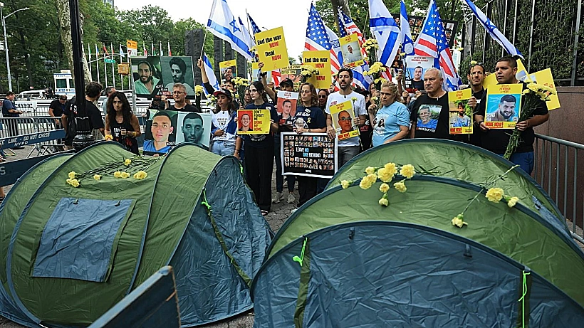 משפחות חטופים מפגינות מחוץ למטה האו"ם בזמן נאום נתניהו