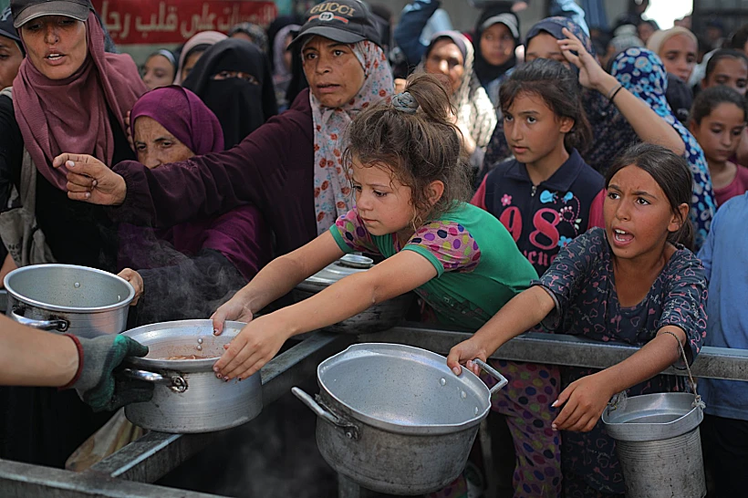 פלסטינים בתור לחלוקת מזון בעיר עזה