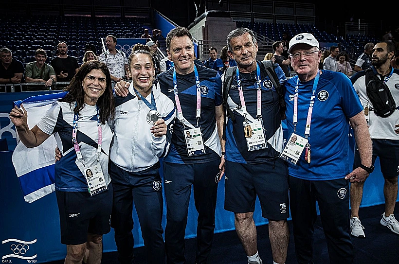 גילי לוסטיג, מנכ"ל הוועד האולימפי, עם המשלחת לאולימפיאדת פריז