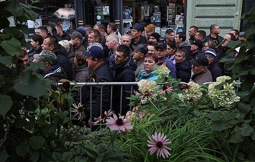 אזרחי מולדובה עומדים בתור כדי להצביע בבחירות לפרלמנט בשגרירות המדינה במוסקבה