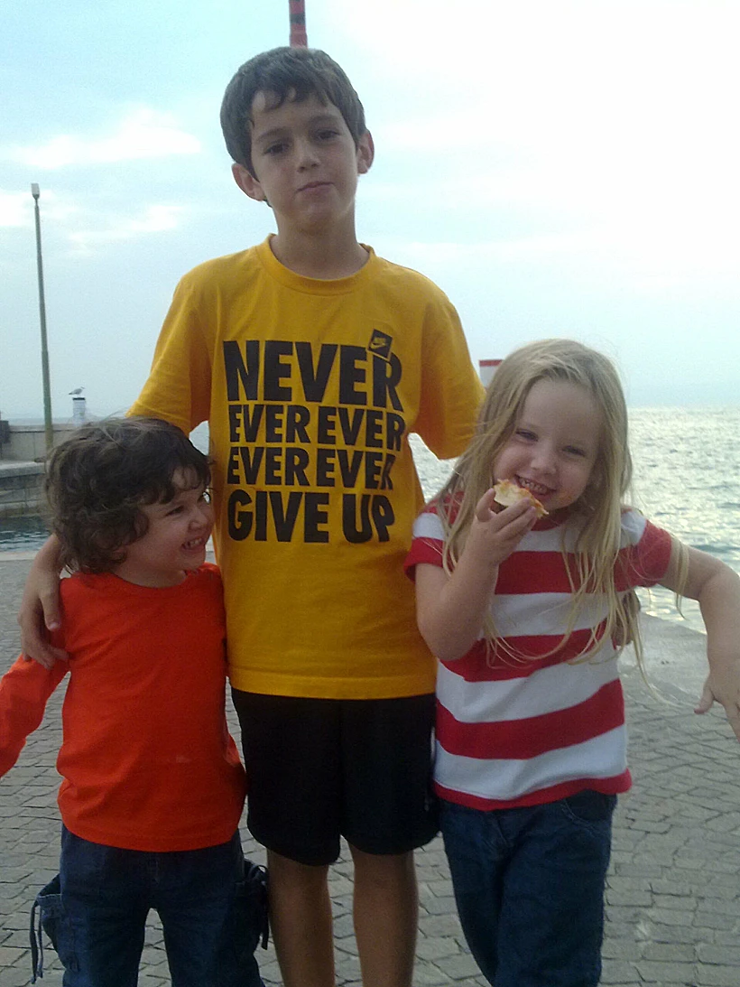 יפתח יעבץ בילדותו עם אחיו הקטנים