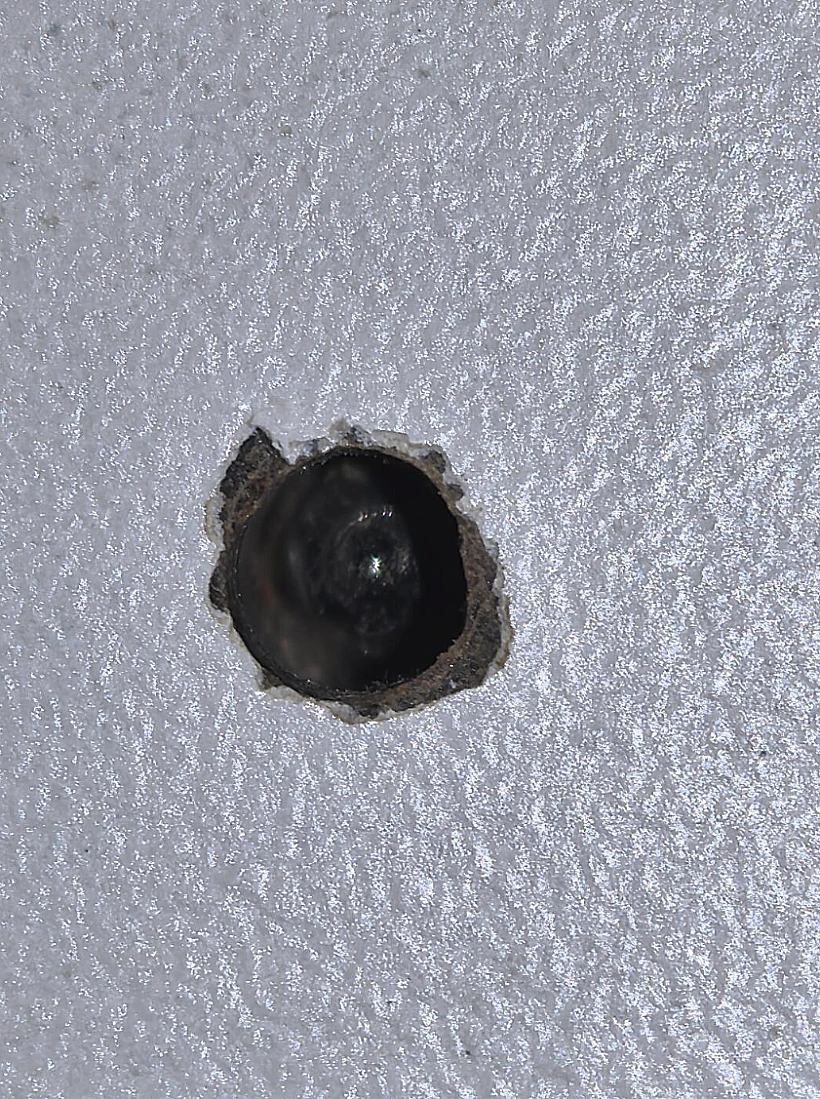 החור שהתגלה בשירותים