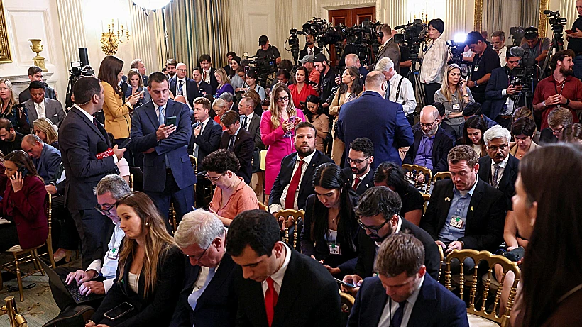 עיתונאים ממתינים למסיבת העיתונאים המשותפת של טראמפ ונתניהו בבית הלבן