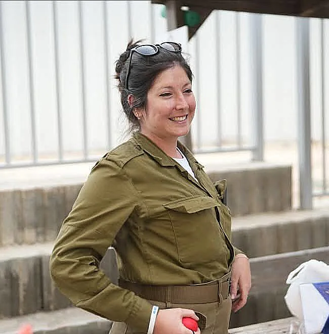 שירה אמונה אמסלם על מדים