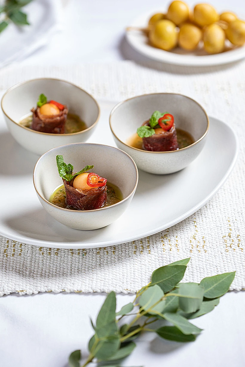 ברזאולה על מצע גספצ'ו מלון וקולי נענע