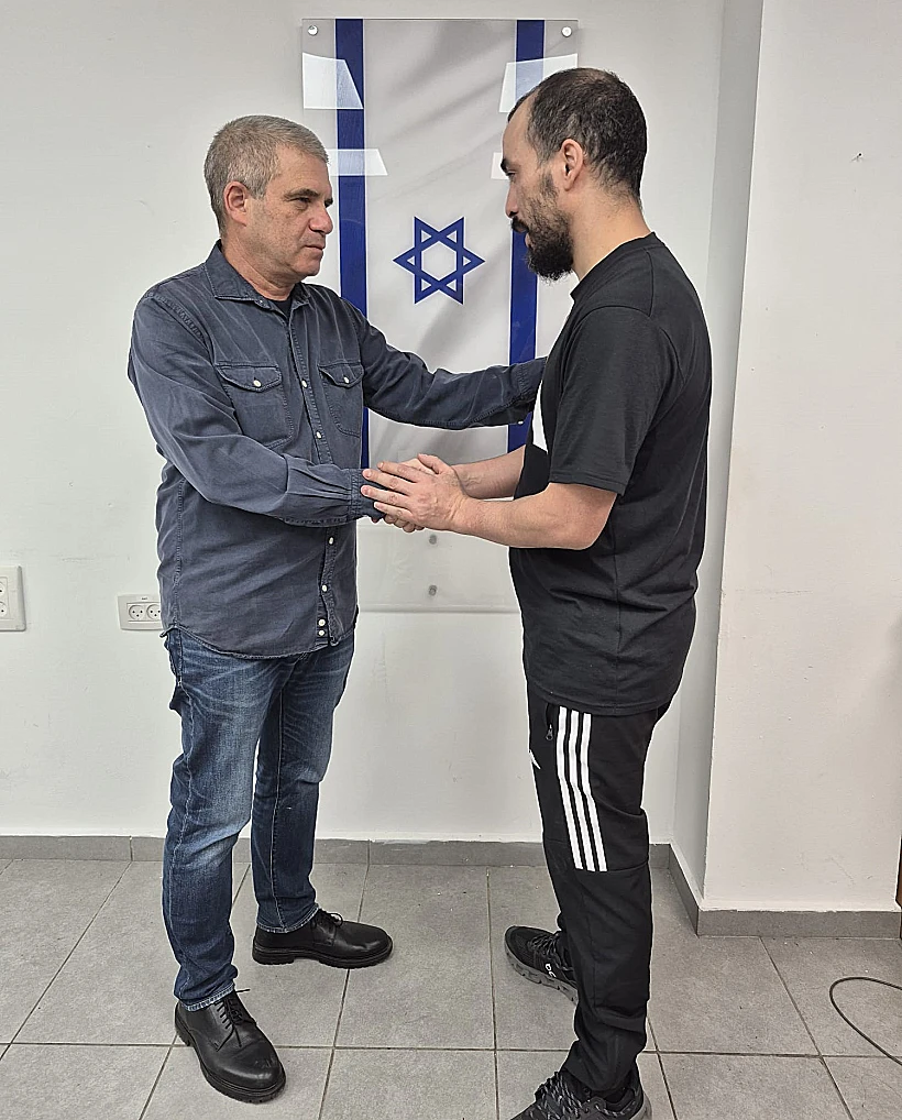 גל הירש עם מחמוד סלאמה שהיה כלוא בירדן