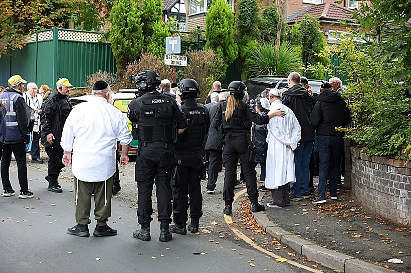 מתפללים מחוץ לבית הכנסת שבו אירע הפיגוע במנצ'סטר