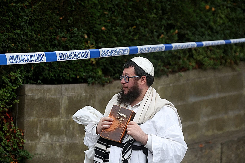 מתפלל בזירת הפיגוע במנצ'סטר