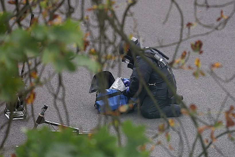 חבלן משטרתי בודק תיק חשוד בזירת הפיגוע במנצ'סטר