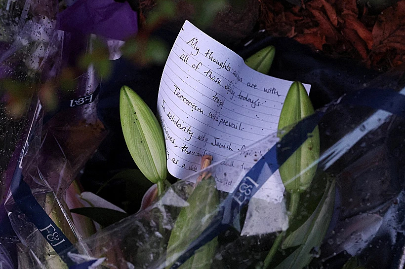 פרחים בזירת הפיגוע בבית הכנסת במנצ'סטר