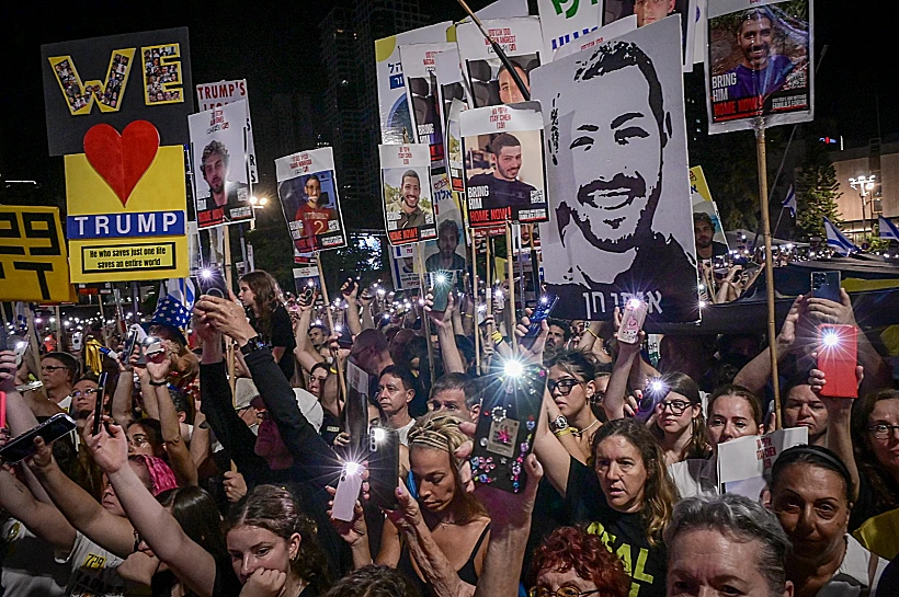 מפגינים למען השבת החטופים בתל אביב