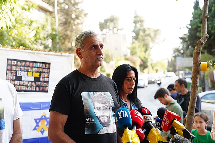 מישל אילוז ועינב צנגאוקר מול מעון רה"מ