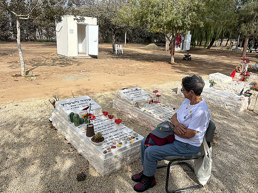 יוכבד ליפשיץ על קברו של בעלה עודד שנרצח בשבי חמאס