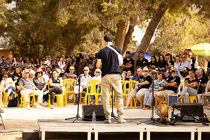 שורד השבי שגיא דקל-חן באזכרה לנרצחי 7 באוקטובר בניר עוז