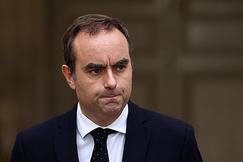 ראש ממשלת צרפת סבסטיאן לקורני מודיע על התפטרותו