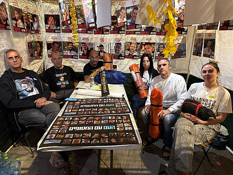 משפחות החטופים בסוכת ההצלה מחוץ למעון רה"מ בירושלים