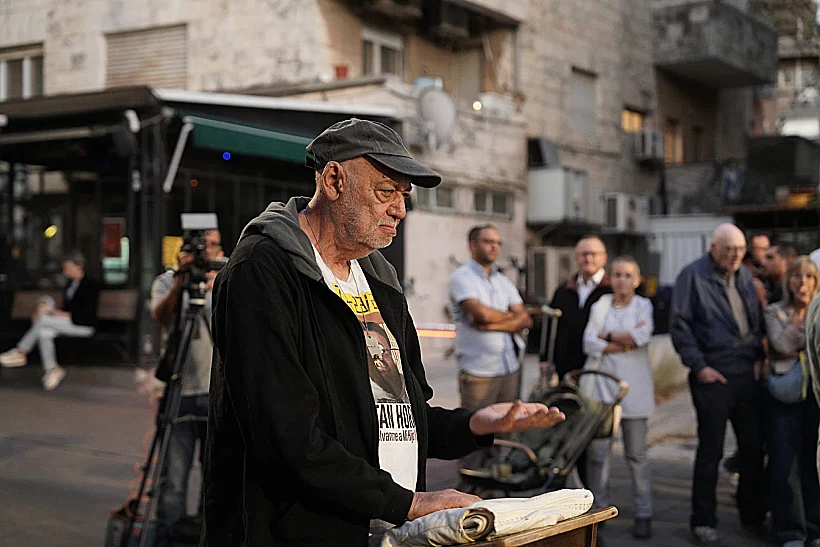 איציק הורן בתפילת ערב סוכות של משפחות החטופים מול מעון רה"מ
