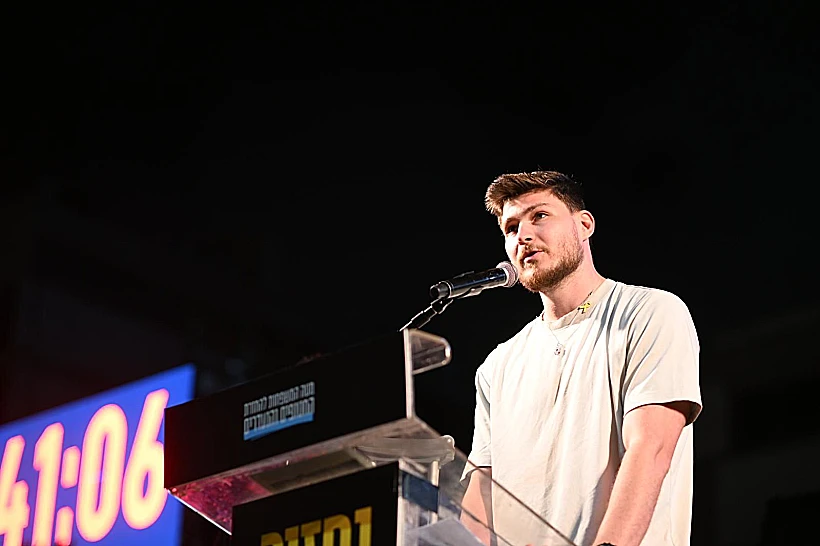 סשה טרופנוב בכיכר החטופים