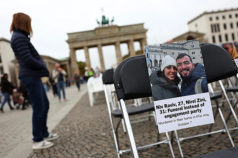 תמונתם של ניב ורביב וניראל זיני שנרצחו בביתם בכפר עזה, במיצג הנצחה בברלין